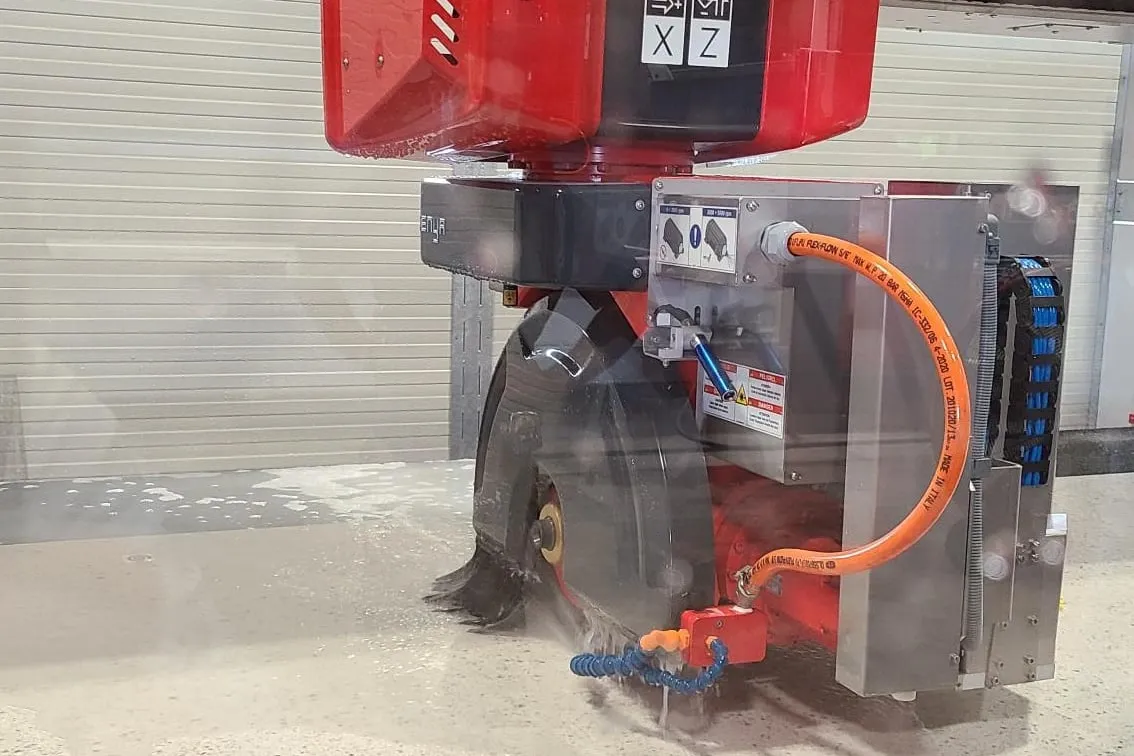 Up close: the saw’s cutting head and blade.